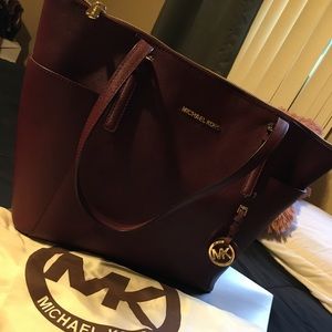 Michael Kors Jet Set Large Top-Zip Saffiano Tote